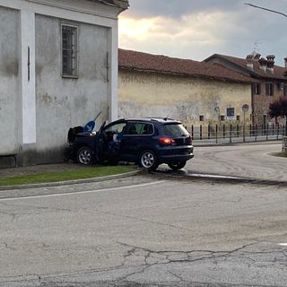 Si schianta contro la chiesa di Sant’Antonio a Virle Piemonte: «Andavo piano, ma i freni non hanno funzionato» (FOTO)