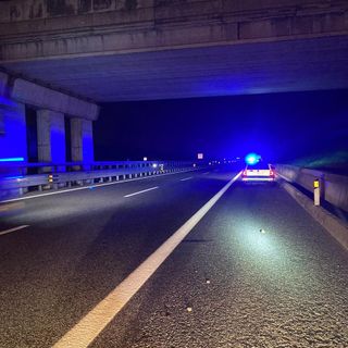 Volvera: lanciano un masso dal cavalcavia dell’autostrada e colpiscono un’auto [FOTO]