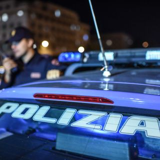 Movimenti sospetti in un cortile di Crocetta: scoperti due ladri in flagranza nascosti tra le piante