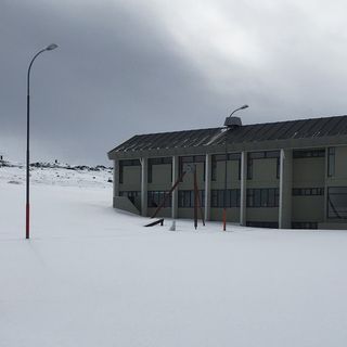 Opera Viva Barriera di Milano si affaccia sul paesaggio islandese di Reykjavík con il manifesto di Francesca Sandroni