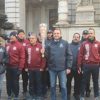 La fiaccola delle Universiadi ha attraversato la città portata dal sindaco Lo Russo