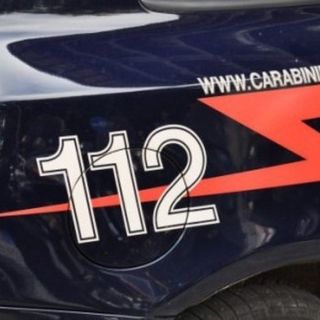 Rubano la borsa da un'auto mentre la proprietaria è in chiesa a pregare: arrestati dai carabinieri
