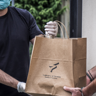 In foto un momento della consegna del servizio di delivery