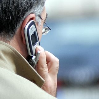 uomo al telefono