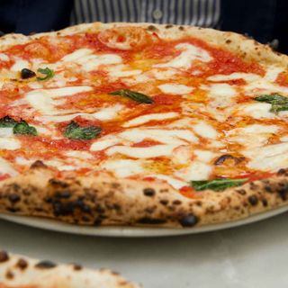 Pizza margherita servita in un piatto