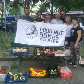 Torino, “Il cibo è un diritto”: oggi e domani Food not bombs organizza la raccolta ai mercati