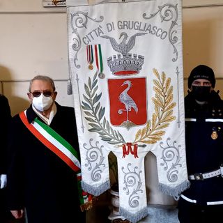 Stendardo della città di Grugliasco a una commemorazione funebre