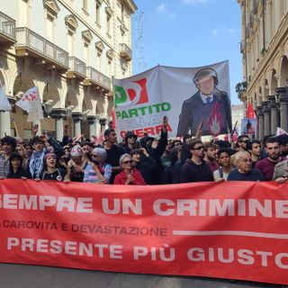 Il doppio 1° maggio di Torino: le cariche della polizia separano istituzioni, partiti e sindacati dalla contestazione