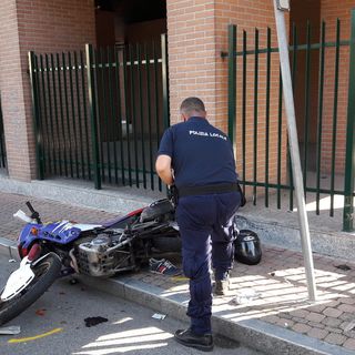 Incidente stradale a Nichelino, in prognosi riservata il motociclista coinvolto