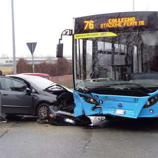 incidente di un pullman di linea con un'auto