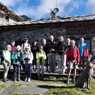Persone che fanno trekking in una foto di gruppo