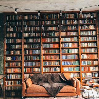 Quali sono i libri da leggere almeno una volta nella vita? Ecco la classifica Mondadori