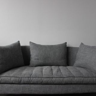 Il comfort di un divano pulito: l'importanza del lavaggio divani a domicilio