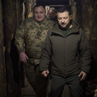 Chi va all’estero, poi non torna: Zelensky blocca le missioni culturali