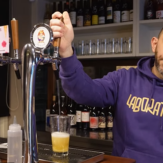 Franchino Er Criminale dietro il bancone del locale