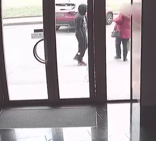 Il momento della rapina all'anziana in  via Tirreno