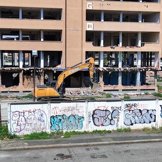 Ex Gondrand, le ruspe abbattono il palazzo occupato da disperati e spacciatori