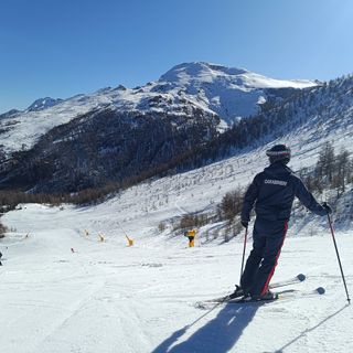 Ruba materiale da sci sulle piste di Sestriere, denunciato un 66enne