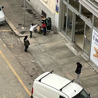 Degrado e bivacchi in corso Racconigi: "Qui nemmeno una telecamera"