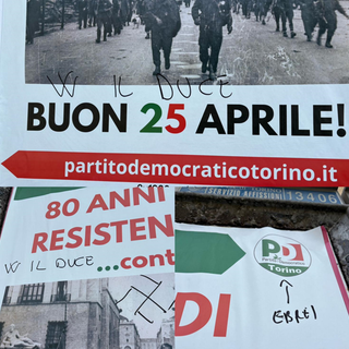 Manifesti imbrattati con scritte e svastiche nazi-fasciste