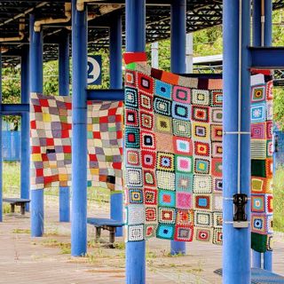 Le decorazioni all'uncinetto per Stazione Dora