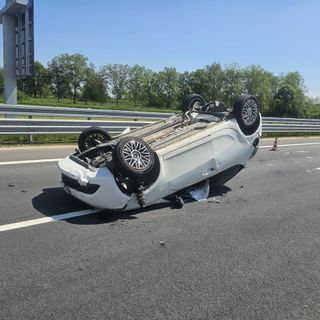 Brutto incidente sull'autostrada A5: auto si ribalta