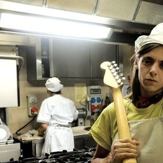 Lucio Corsi si esibisce dal vivo a Venaria