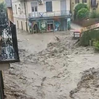 La pioggia mette in ginocchio il Piemonte, i vigili del fuoco salvano 80 persone