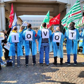 Un momento del flash mob davanti alla Città della Salute