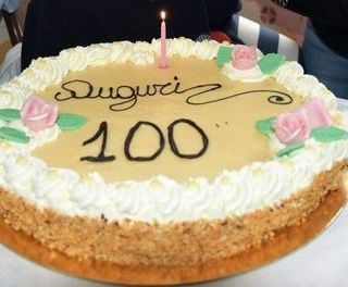 Una grande torta di auguri per i 100 anni