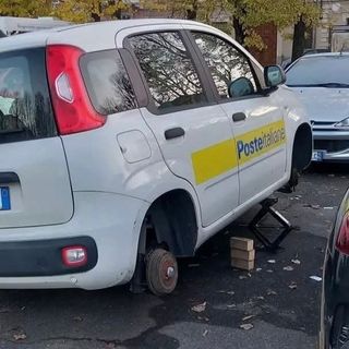 Con il cric rubano gli pneumatici e lasciano l'auto delle Poste sui mattoni