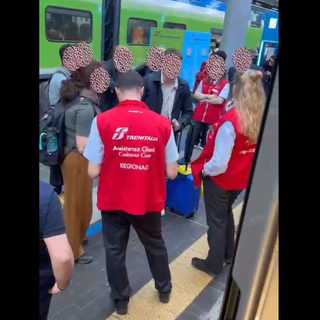 Uno dei momenti di protesta dei pendolari alla stazione di Milano per tornare a Torino