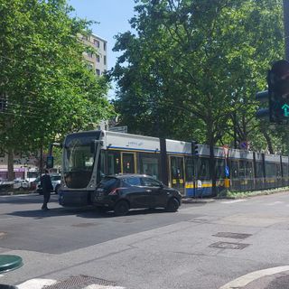 Incidente tra auto e tram in corso Unione Sovietica