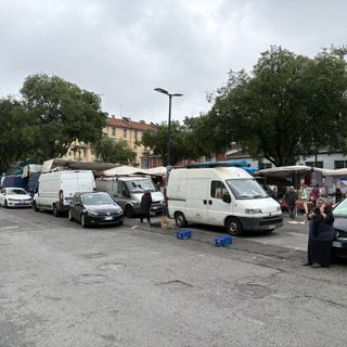 Paura al mercato di Santa Rita, ambulante accerchiata e importunata dal &quot;branco&quot;