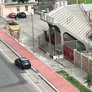 Strisce bianche in rifacimento in via Filadelfia