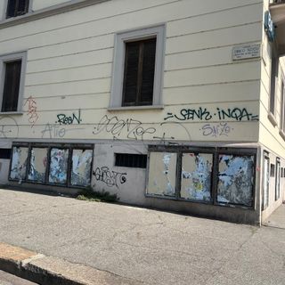 Scritte sulle case popolari di Mirafiori