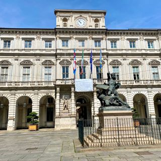 Un lenzuolo appeso al Municipio in solidarietà con Gaza