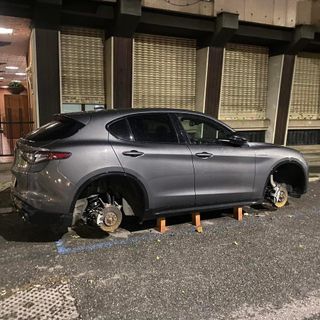 Foto d'archivio di una Tonale depredata degli pneumatici