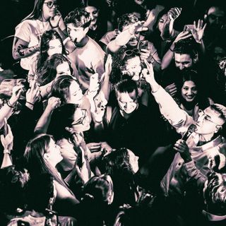 Coez in concerto all'Inalpi Arena per il tour del nuovo disco &quot;1998&quot;