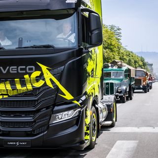 La sfilata dei mezzi Iveco nel centro di Torino per i 50 anni del Gruppo