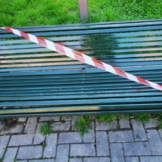 Le panchine appena restaurate messe ko dai vandali: &quot;Così si sprecano soldi pubblici&quot;