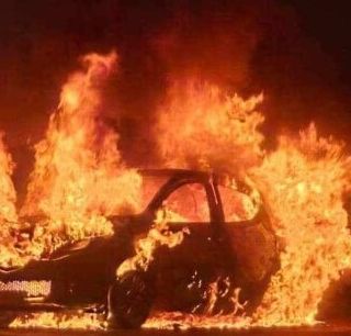 Auto in fiamme a Moncalieri, la sosta selvaggia rallenta l'arrivo dei pompieri