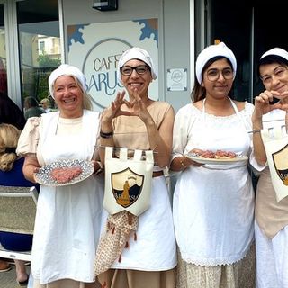 Il caffè Barusso di Alassio omaggia il Palio di Adelasia con gli “aperitivi d’epoca” Il caffè Barusso di Alassio omaggia il Palio di Adelasia con gli “aperitivi d’epoca”