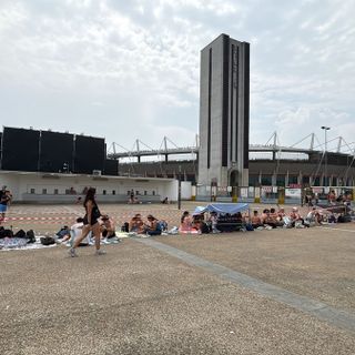 Già lunghe code per i fans in attesa del concerto di questa sera di Marracash