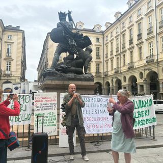 Protesta degli ambientalisti davanti al Comune di Torino