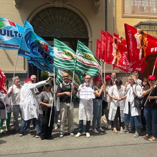 Protesta dei sindacati davanti alla sede di Federfarma