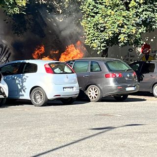 Mattinata di paura, auto in fiamme davanti all’Ovs di via Livorno