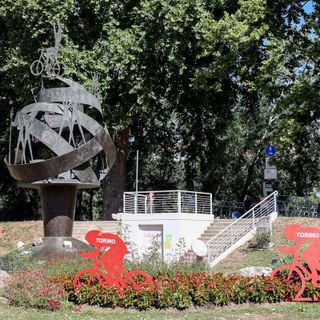 Torino si colora di rosso per il via della Vuelta di ciclismo