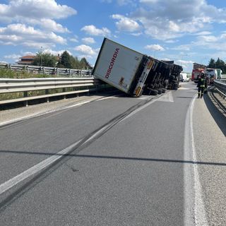 Autoarticolato su ribalta su un fianco: traffico paralizzato sulla tangenziale