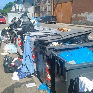 A Nichelino via Torricelli ostaggio dei rifiuti e della maleducazione